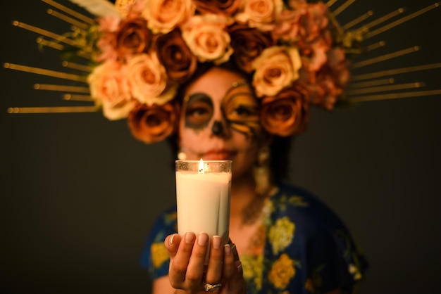 Retrato de uma mulher com maquiagem de caveira de açúcar Catrina retrato de Halloween e maquiagem do dia dos mortos