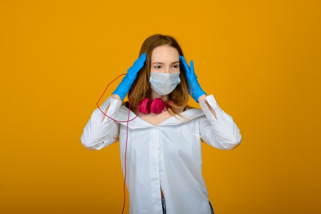 Retrato de uma mulher com máscara médica