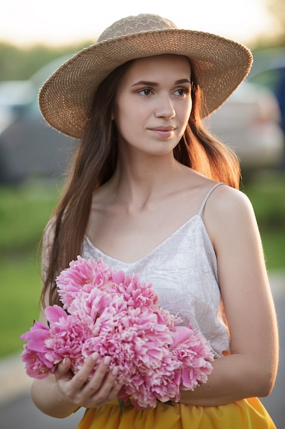 Retrato de uma mulher com um buquê de flores