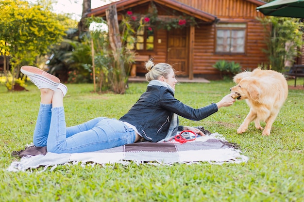 Retrato de uma mulher com um cachorro ao ar livre. mulher com um animal de estimação em uma casa de campo.