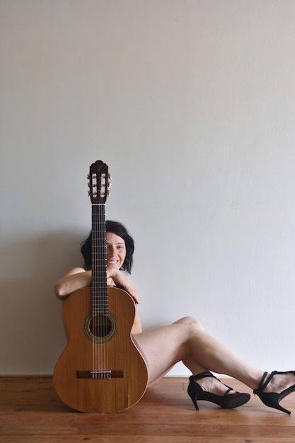 Retrato de uma mulher com um violão