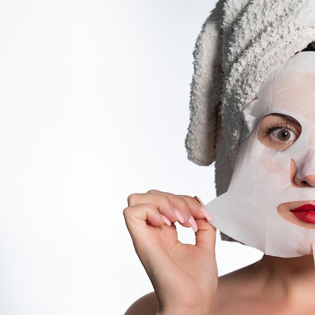 Retrato de uma mulher com uma máscara de algodão para hidratar o rosto