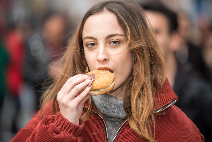 Foto retrato de uma mulher comendo comida