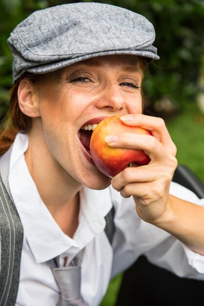 Foto retrato de uma mulher comendo maçã