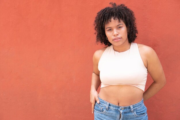 Retrato de uma mulher confiante e positiva com cabelo afro.