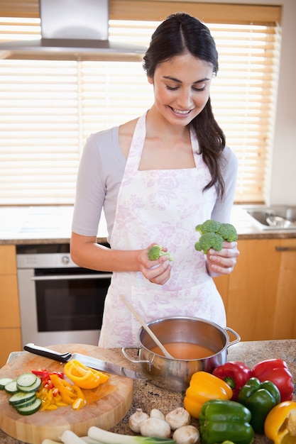 Retrato de uma mulher cozinhando uma sopa