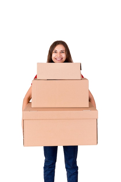 Foto retrato de uma mulher de entrega sorridente segurando pacotes pesados empilhados contra um fundo branco