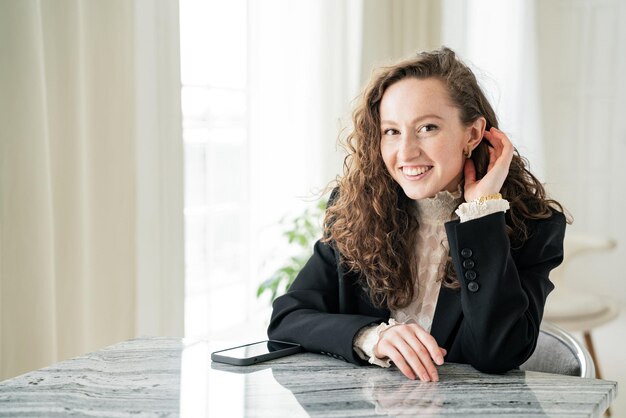 Retrato de uma mulher de estilo empresarial em um local de trabalho de escritório Um gerente de sucesso parece