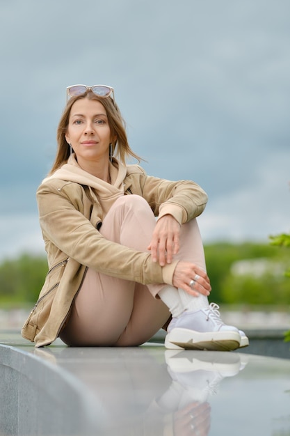 Retrato de uma mulher de meia idade alegre e ativa