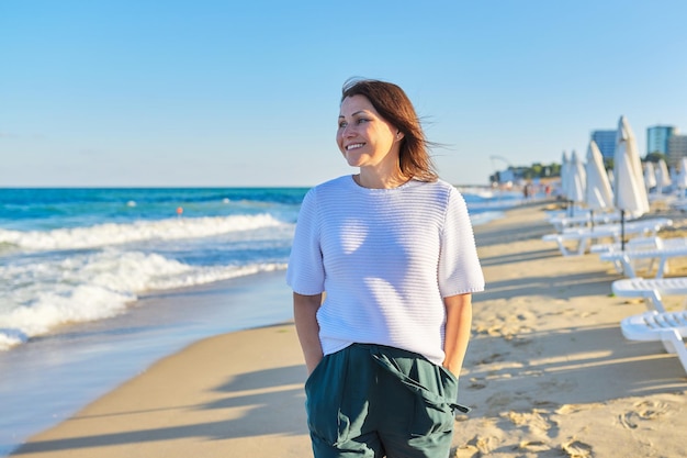 Retrato de uma mulher de meia idade confiante sorridente feliz na praia