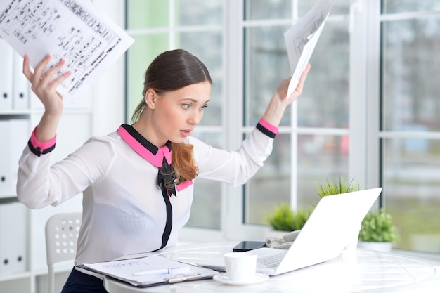 Retrato de uma mulher de negócios agradável com um laptop