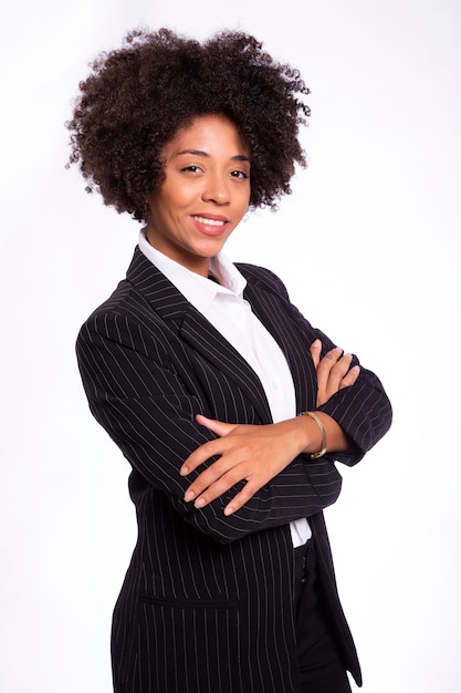 Retrato de uma mulher de negócios americana jovem com os braços cruzados