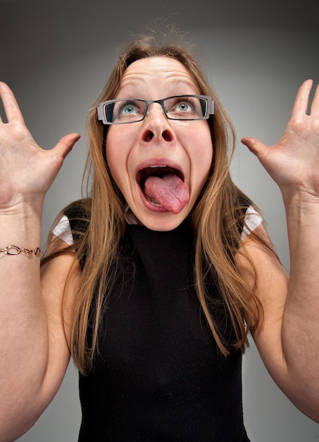 Foto retrato de uma mulher de negócios atraente e insana