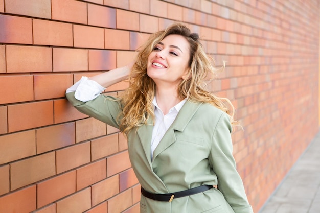 Foto retrato de uma mulher de negócios bem-sucedida em frente a um edifício de negócios moderno jovem gerente posa