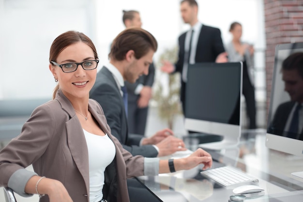 Retrato de uma mulher de negócios bem-sucedida no conceito de local de trabalho