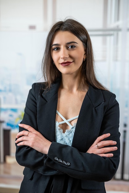 Retrato de uma mulher de negócios caucasiana sozinha na sala do escritório no local de trabalho