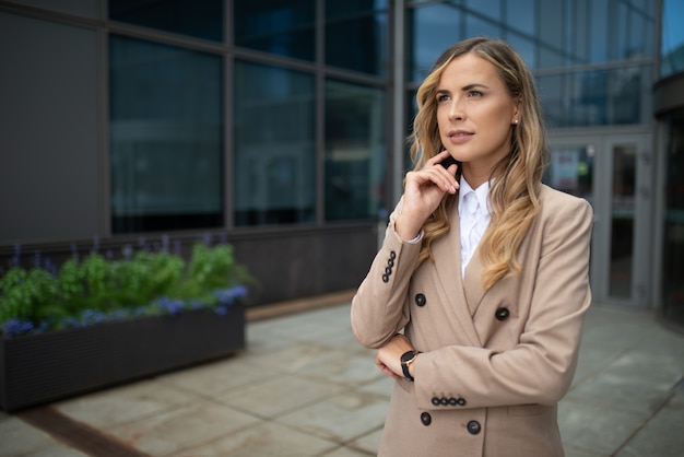 Retrato de uma mulher de negócios confiante em frente ao seu escritório, o conceito de carreira de executivos