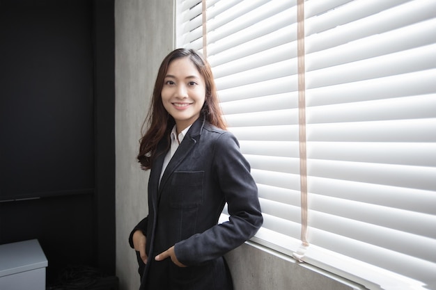Retrato de uma mulher de negócios confiante no cargo