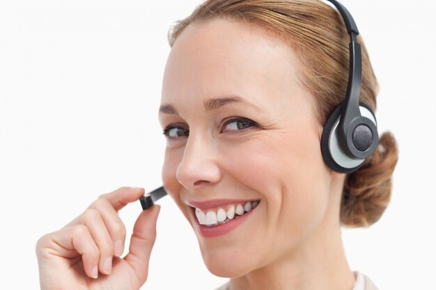 Retrato de uma mulher de negócios conversando com um fone de ouvido