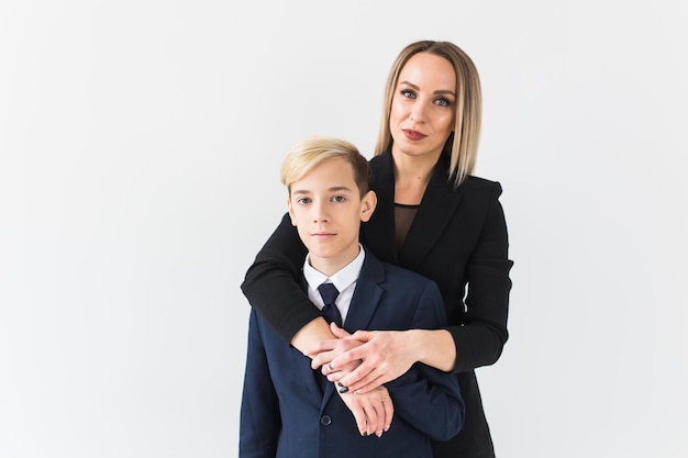 Foto retrato de uma mulher de negócios de pé contra um fundo branco