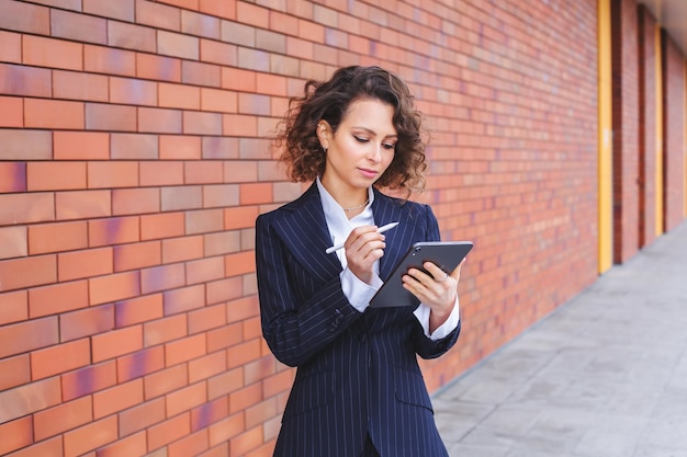 Retrato de uma mulher de negócios de sucesso em frente a um edifício de negócios moderno Jovem gerente