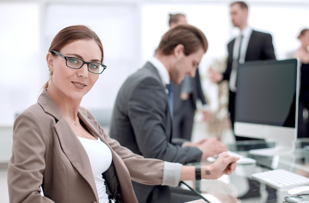 Retrato de uma mulher de negócios de sucesso no local de trabalho