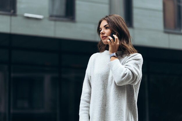 Retrato de uma mulher de negócios de sucesso usando o telefone