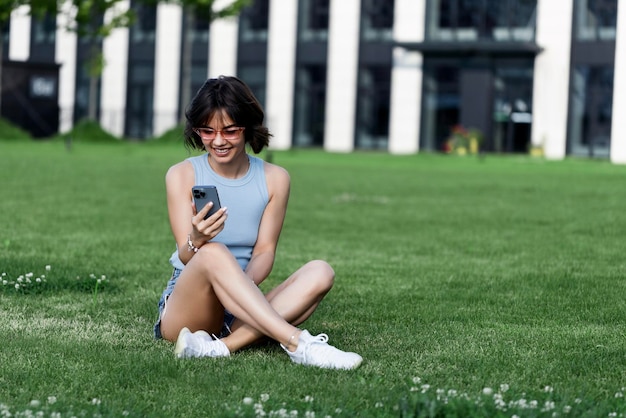 Retrato de uma mulher de negócios de sucesso usando o telefone