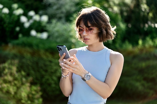 Retrato de uma mulher de negócios de sucesso usando o telefone