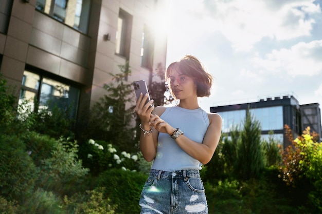 Retrato de uma mulher de negócios de sucesso usando o telefone