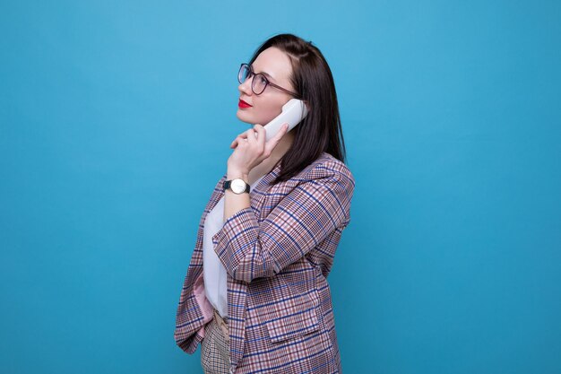 Retrato de uma mulher de negócios falando ao telefone do escritório