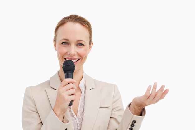 Foto retrato de uma mulher de negócios falando com um microfone