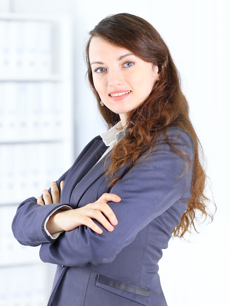 Retrato de uma mulher de negócios jovem e bonita sorrindo, em um ambiente de escritório