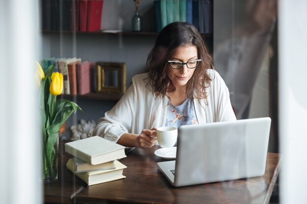 Foto retrato de uma mulher de negócios maduros trabalhando em um laptop