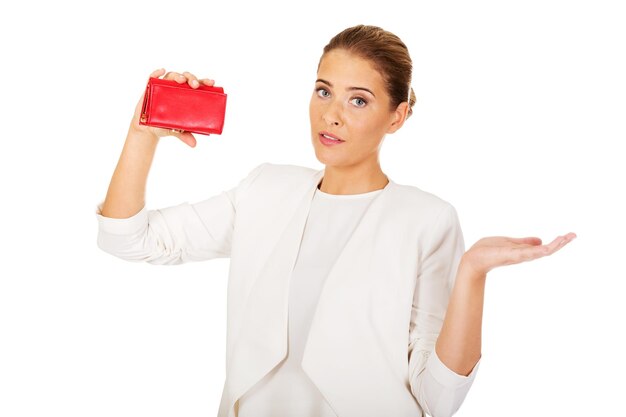 Foto retrato de uma mulher de negócios segurando uma bolsa de embraiagem contra um fundo branco