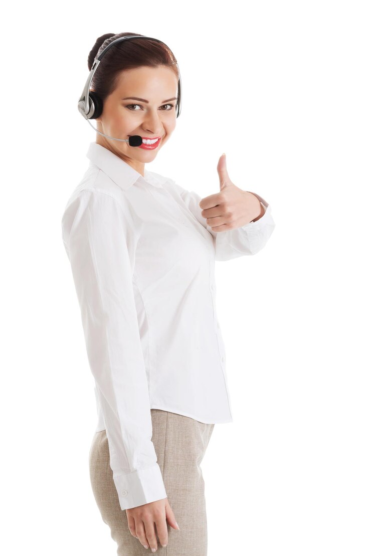 Foto retrato de uma mulher de negócios sorridente com fones de ouvido fazendo gestos contra um fundo branco