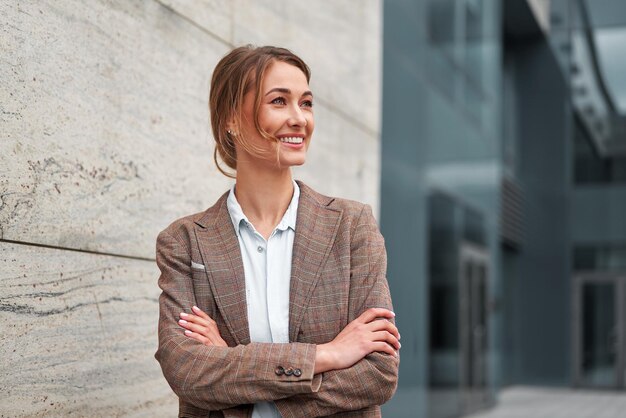 Retrato de uma mulher de negócios sorridente de pé ao ar livre