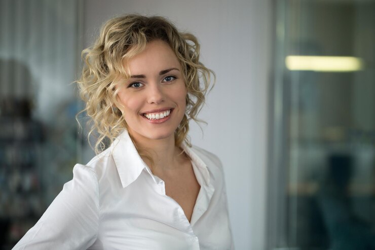 Foto retrato de uma mulher de negócios sorridente no escritório