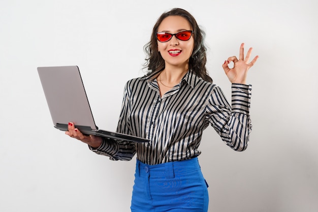 Foto retrato de uma mulher de negócios sorridente segurando computador portátil e mostrando ok