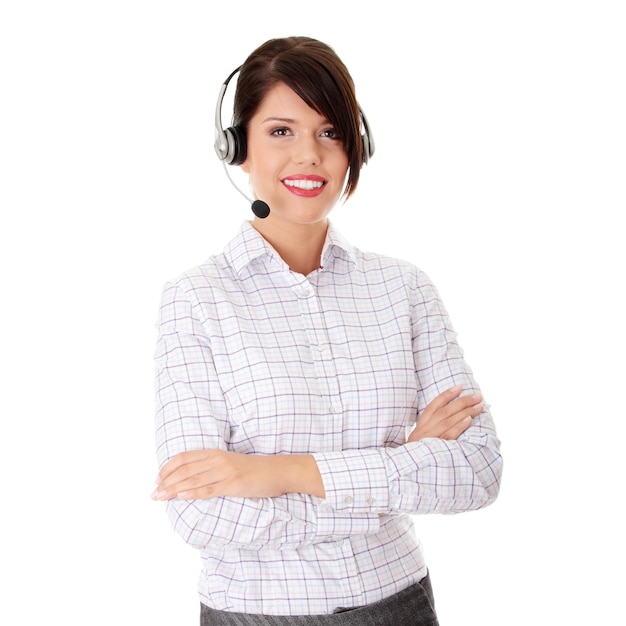 Retrato de uma mulher de negócios sorridente usando fones de ouvido enquanto está de pé contra um fundo branco