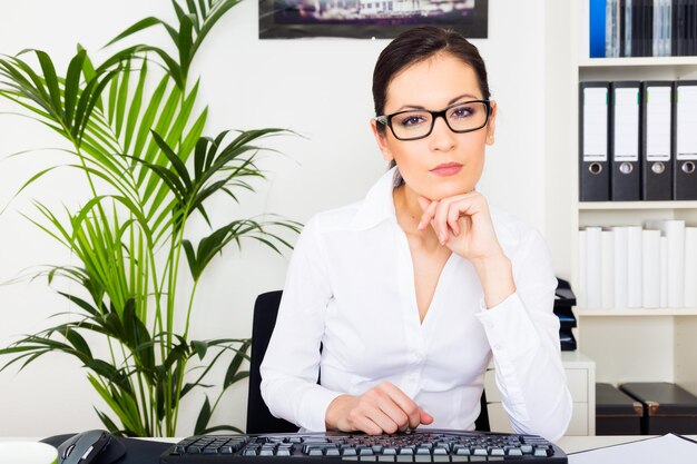 Foto retrato de uma mulher de negócios trabalhando em um escritório