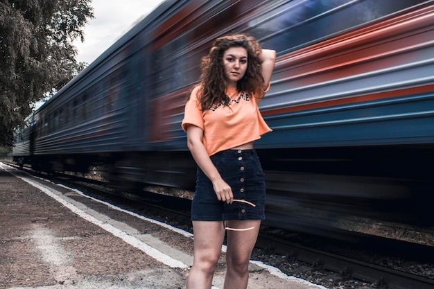 Foto retrato de uma mulher de pé contra o comboio