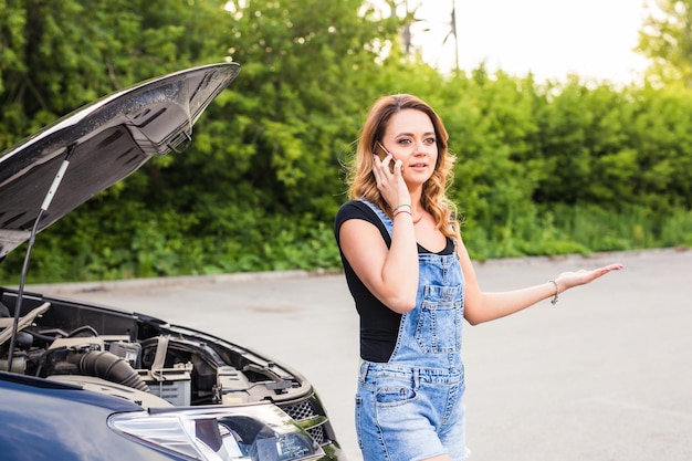 Retrato de uma mulher de pé contra um carro