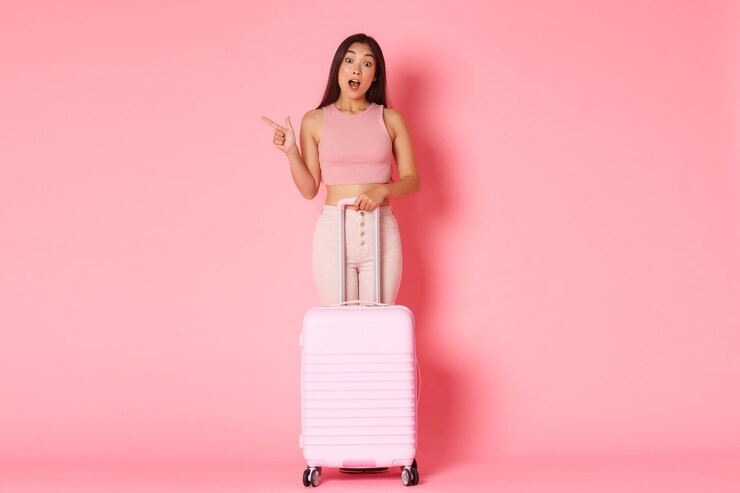 Foto retrato de uma mulher de pé contra um fundo rosa