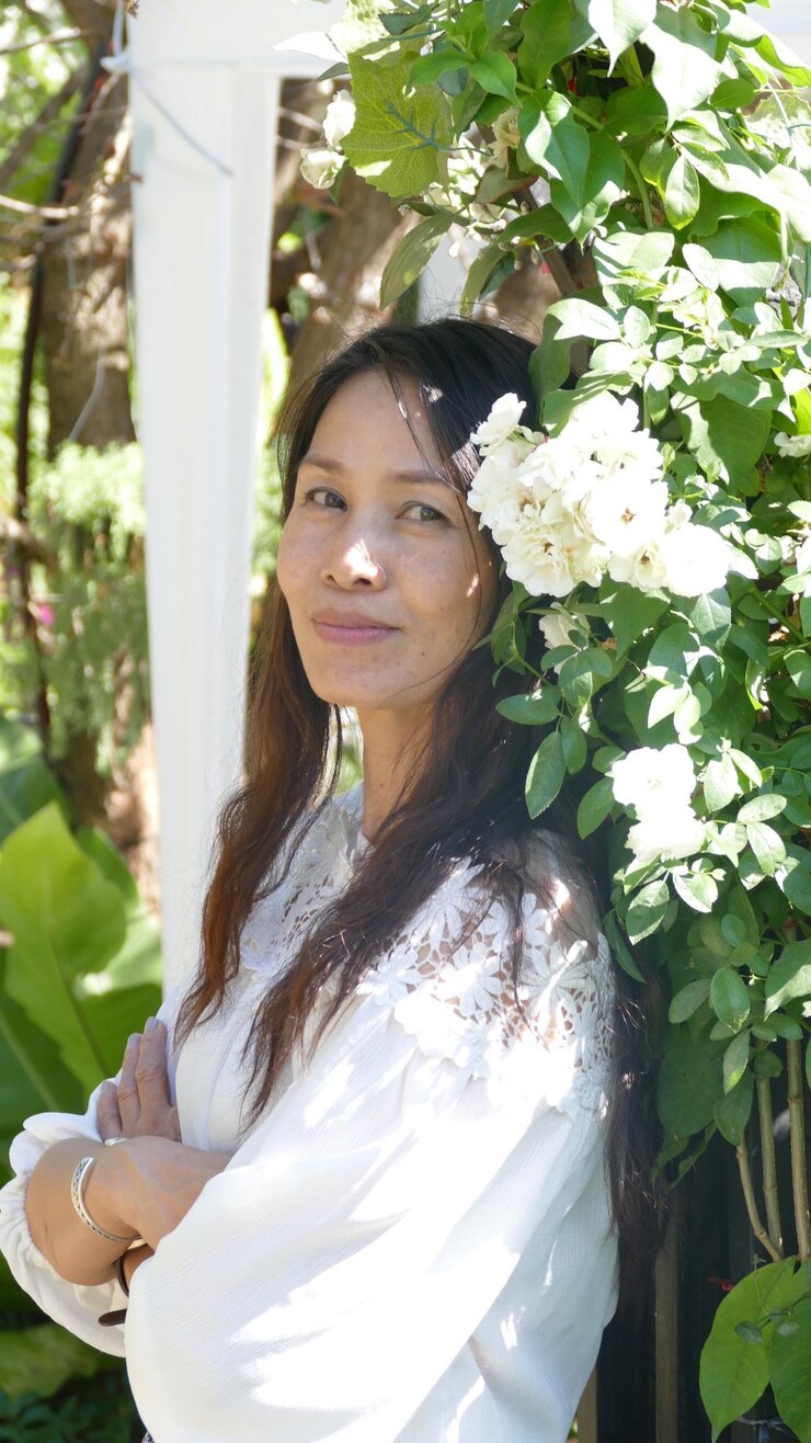Foto retrato de uma mulher de pé junto a plantas