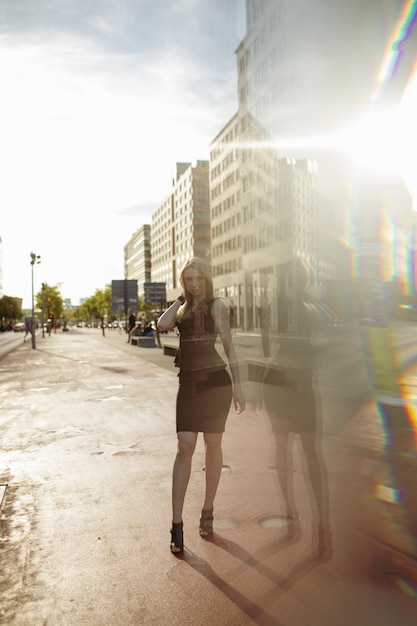 Retrato de uma mulher de pé na calçada da cidade