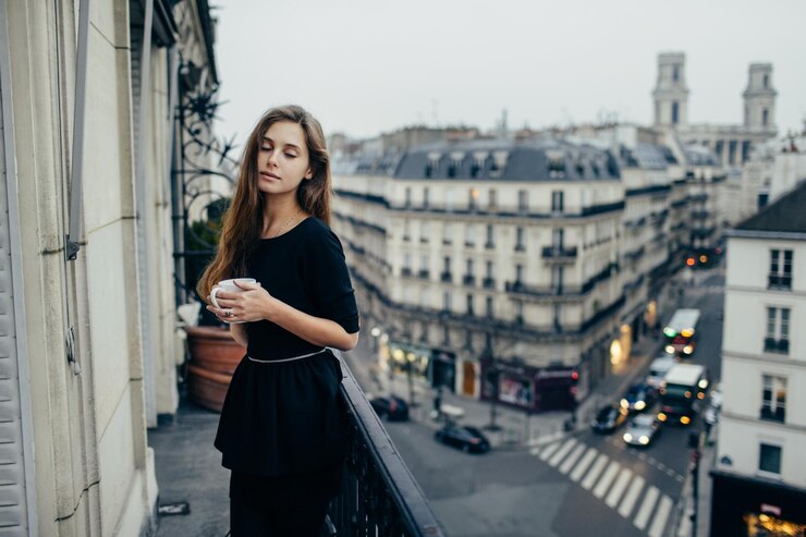 Foto retrato de uma mulher de pé na cidade