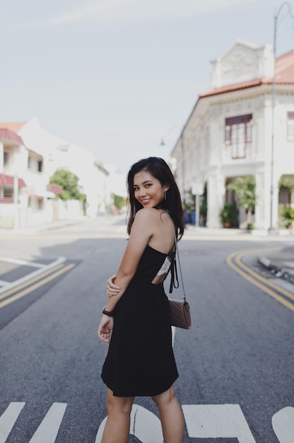Retrato de uma mulher de pé na estrada da cidade