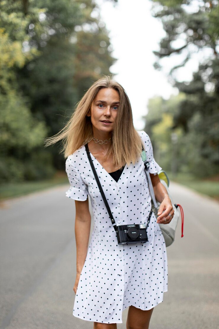 Foto retrato de uma mulher de pé na estrada