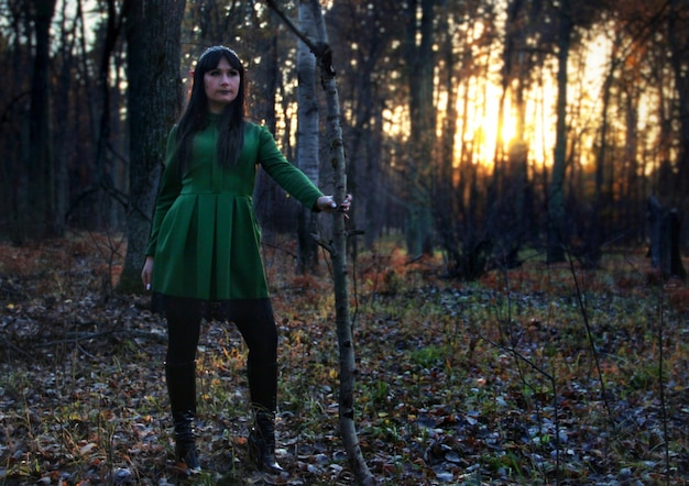 Retrato de uma mulher de pé na floresta